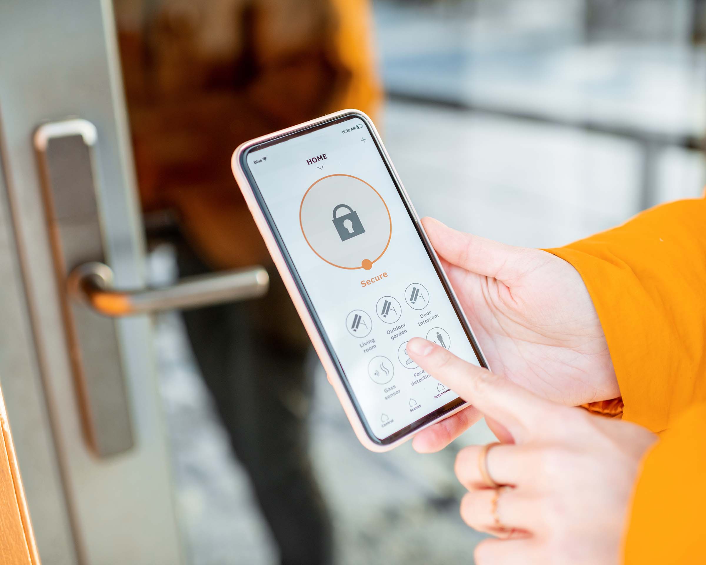 locking-entrance-door-with-a-smart-phone-R559CBV.jpg locking-entrance-door-with-a-smart-phone-R559CBV.jpg